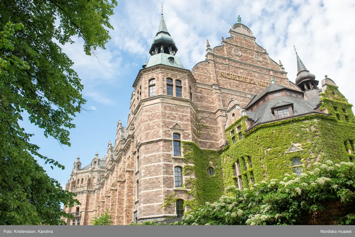 Nordiska museet, exteriörbilder tidig sommar med utblickar i närområdet på Djurgården och även drönarbilder som visar stora delar av Stockholm.