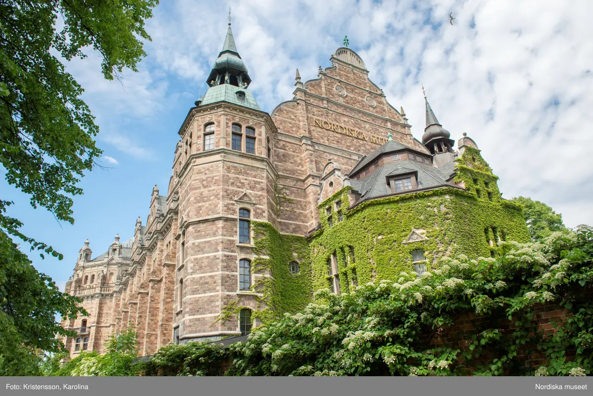 Nordiska museet, exteriörbilder tidig sommar med utblickar i närområdet på Djurgården och även drönarbilder som visar stora delar av Stockholm.