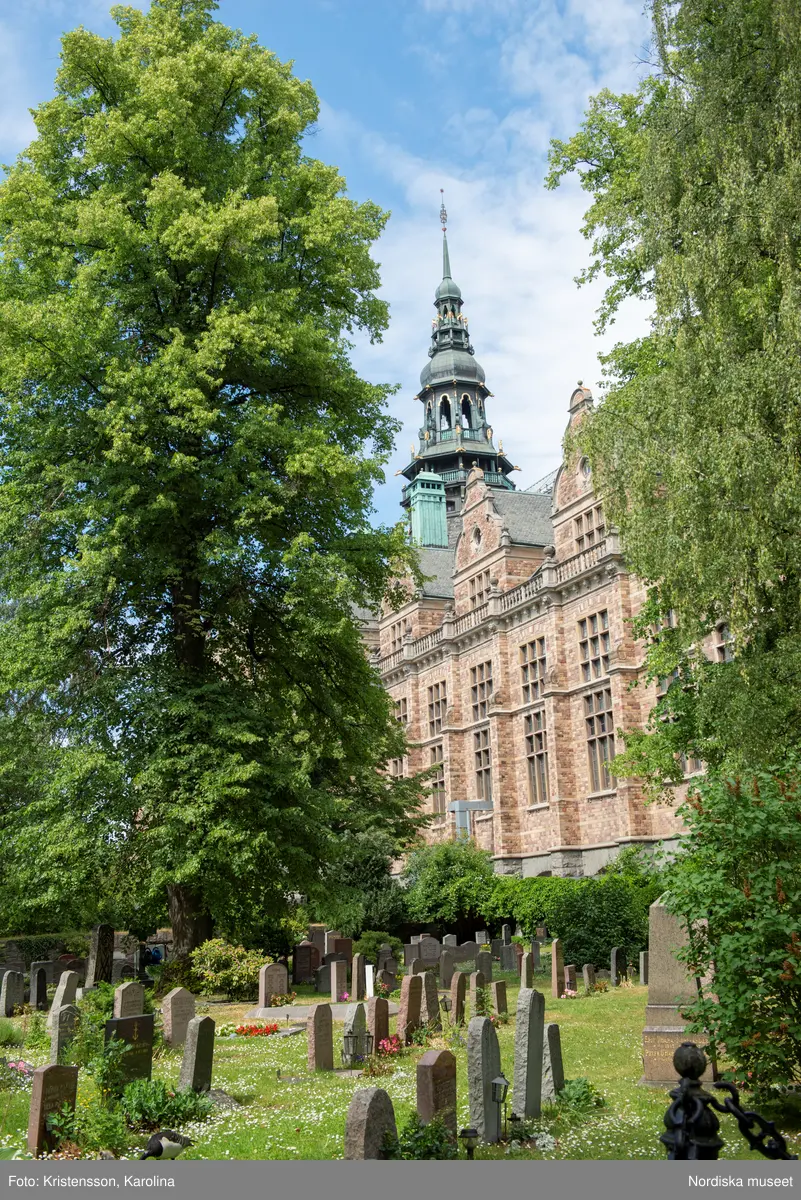 Nordiska museet, exteriörbilder tidig sommar med utblickar i närområdet på Djurgården och även drönarbilder som visar stora delar av Stockholm.