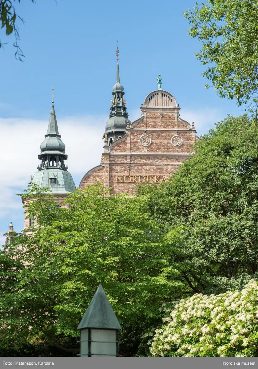 Nordiska museet, exteriörbilder tidig sommar med utblickar i närområdet på Djurgården och även drönarbilder som visar stora delar av Stockholm.