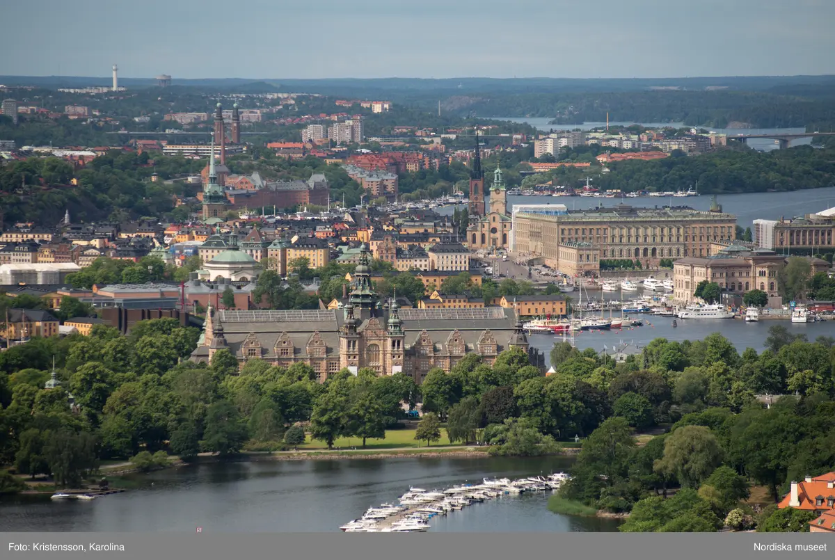 Nordiska museet, exteriörbilder tidig sommar med utblickar i närområdet på Djurgården och även drönarbilder som visar stora delar av Stockholm.