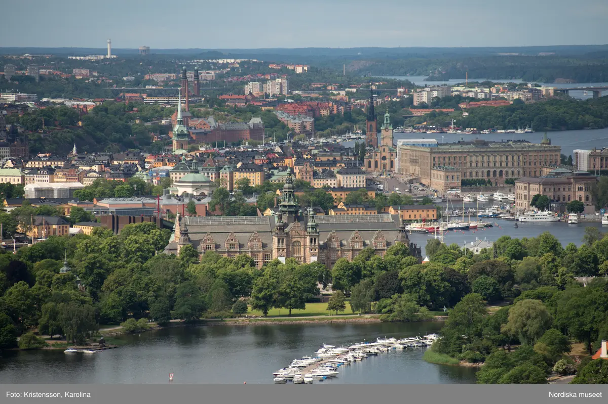 Nordiska museet, exteriörbilder tidig sommar med utblickar i närområdet på Djurgården och även drönarbilder som visar stora delar av Stockholm.