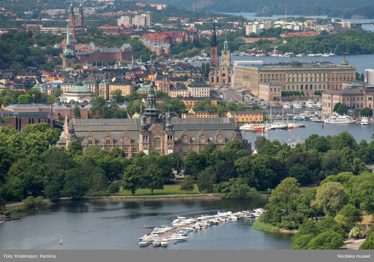 Nordiska museet, exteriörbilder tidig sommar med utblickar i närområdet på Djurgården och även drönarbilder som visar stora delar av Stockholm.