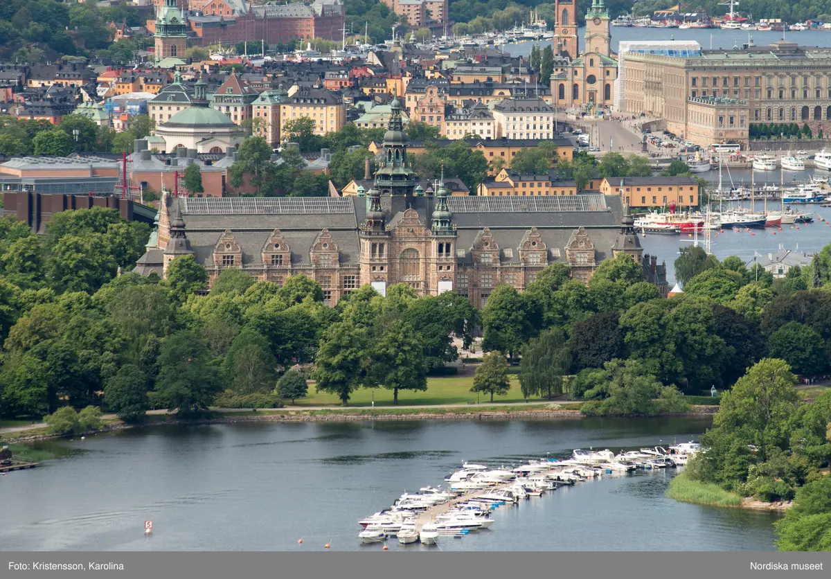 Nordiska museet, exteriörbilder tidig sommar med utblickar i närområdet på Djurgården och även drönarbilder som visar stora delar av Stockholm.