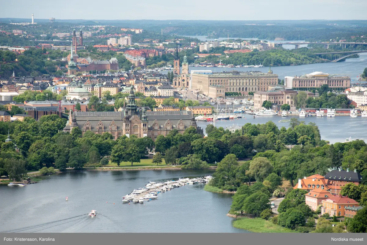 Nordiska museet, exteriörbilder tidig sommar med utblickar i närområdet på Djurgården och även drönarbilder som visar stora delar av Stockholm.