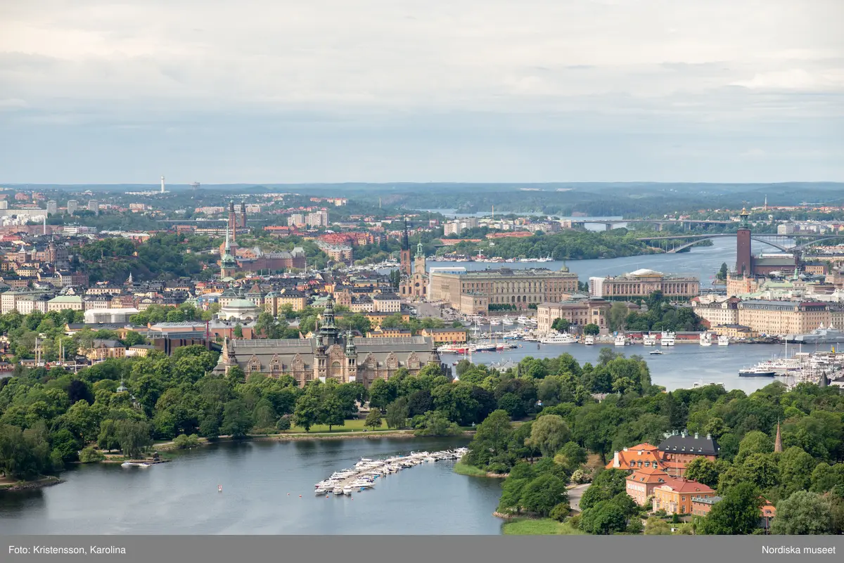 Nordiska museet, exteriörbilder tidig sommar med utblickar i närområdet på Djurgården och även drönarbilder som visar stora delar av Stockholm.