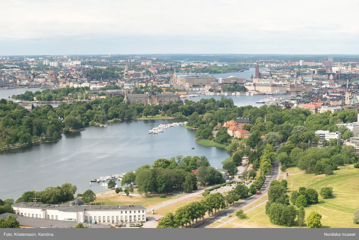 Nordiska museet, exteriörbilder tidig sommar med utblickar i närområdet på Djurgården och även drönarbilder som visar stora delar av Stockholm.