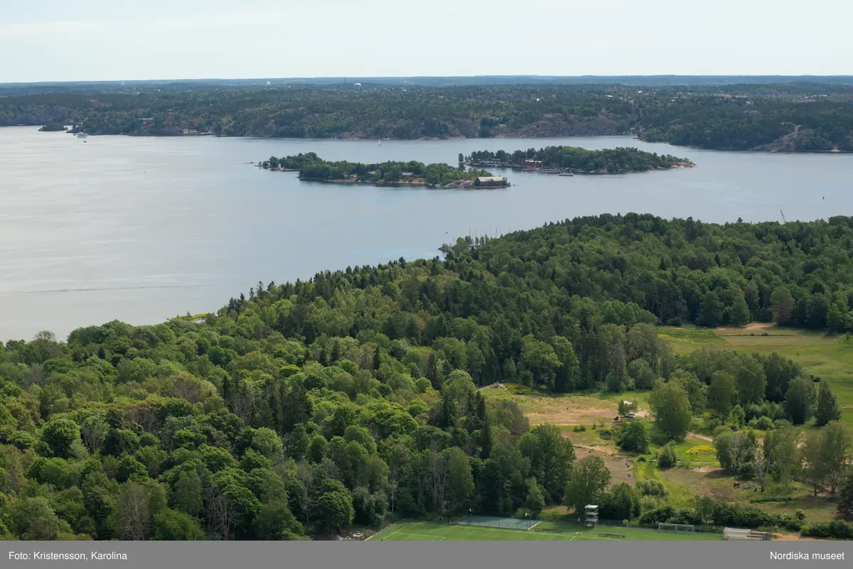 Nordiska museet, exteriörbilder tidig sommar med utblickar i närområdet på Djurgården och även drönarbilder som visar stora delar av Stockholm.