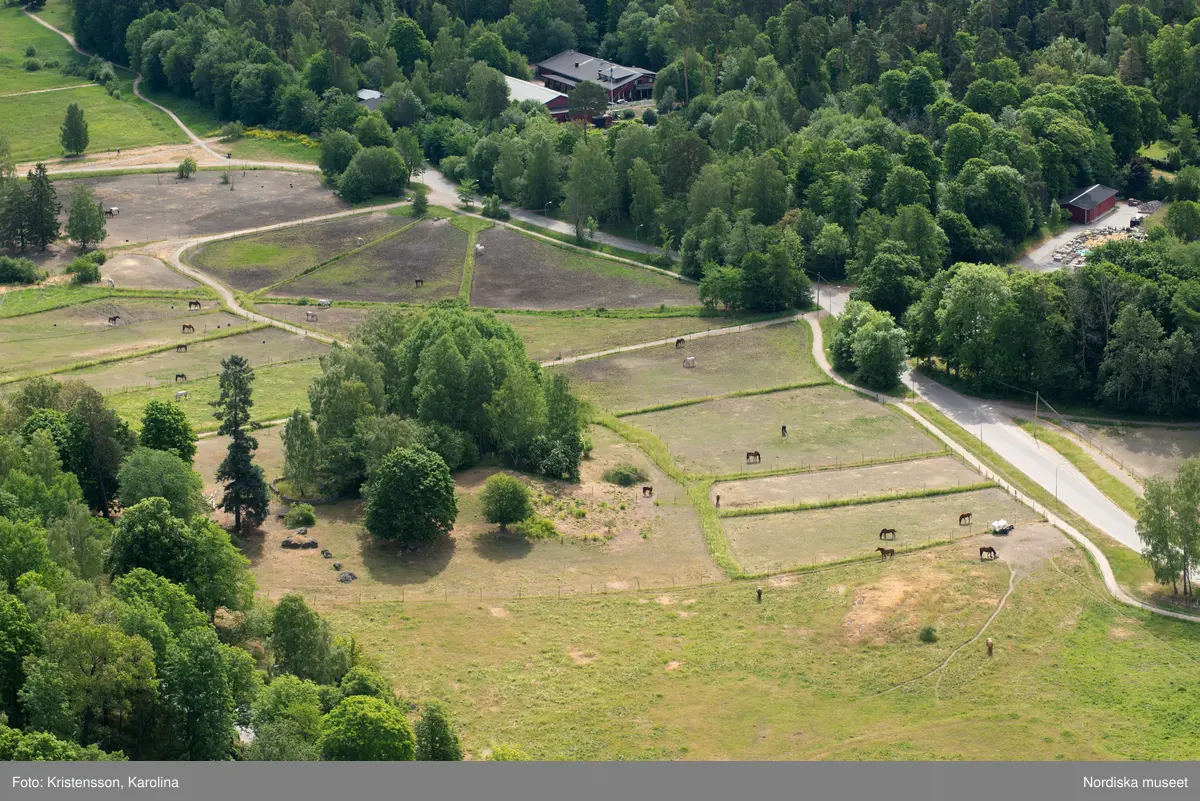 Nordiska museet, exteriörbilder tidig sommar med utblickar i närområdet på Djurgården och även drönarbilder som visar stora delar av Stockholm.