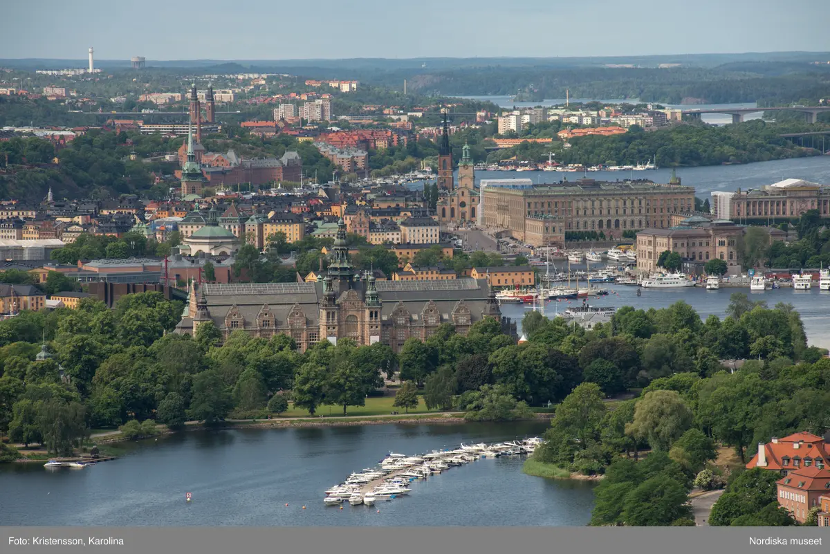 Nordiska museet, exteriörbilder tidig sommar med utblickar i närområdet på Djurgården och även drönarbilder som visar stora delar av Stockholm.