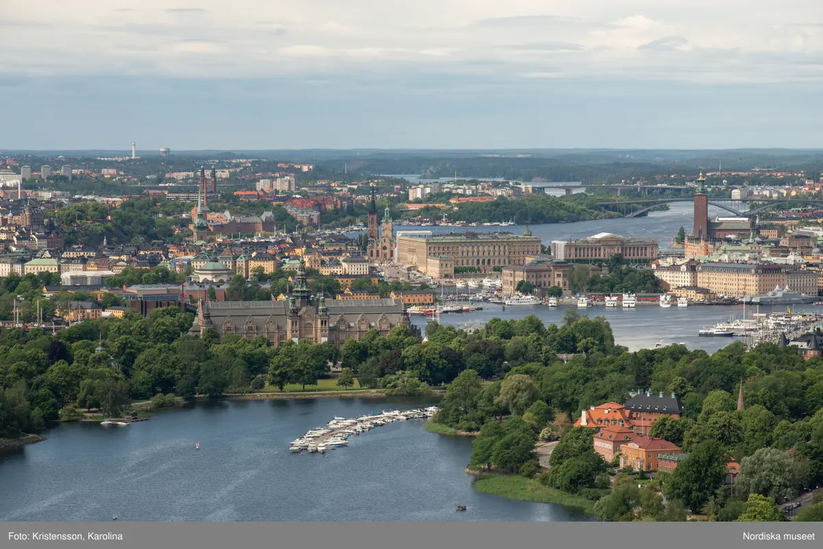 Nordiska museet, exteriörbilder tidig sommar med utblickar i närområdet på Djurgården och även drönarbilder som visar stora delar av Stockholm.