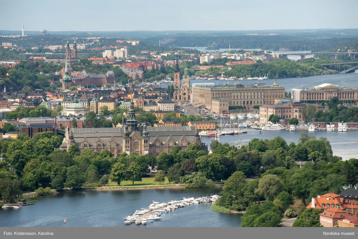 Nordiska museet, exteriörbilder tidig sommar med utblickar i närområdet på Djurgården och även drönarbilder som visar stora delar av Stockholm.