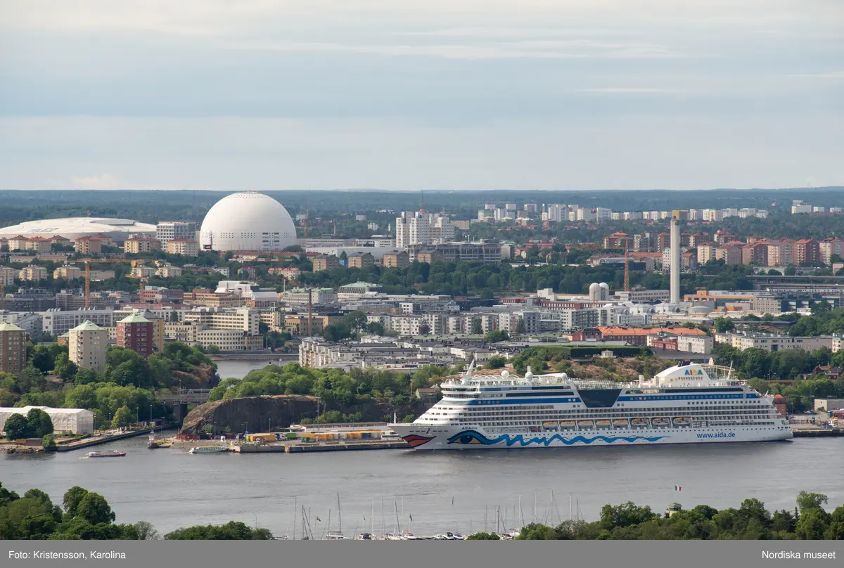 Nordiska museet, exteriörbilder tidig sommar med utblickar i närområdet på Djurgården och även drönarbilder som visar stora delar av Stockholm.