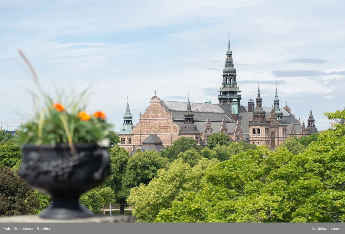 Nordiska museet, exteriörbilder tidig sommar med utblickar i närområdet på Djurgården och även drönarbilder som visar stora delar av Stockholm.