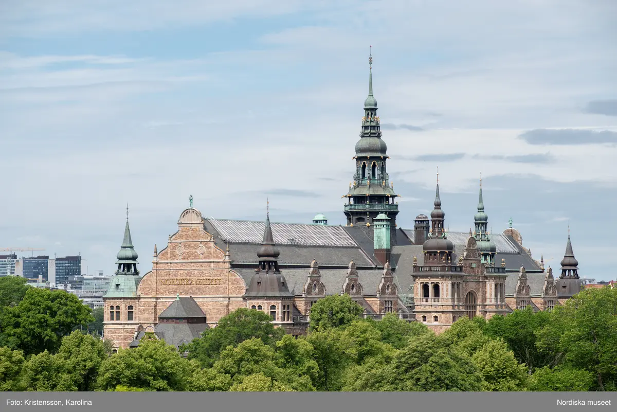 Nordiska museet, exteriörbilder tidig sommar med utblickar i närområdet på Djurgården och även drönarbilder som visar stora delar av Stockholm.