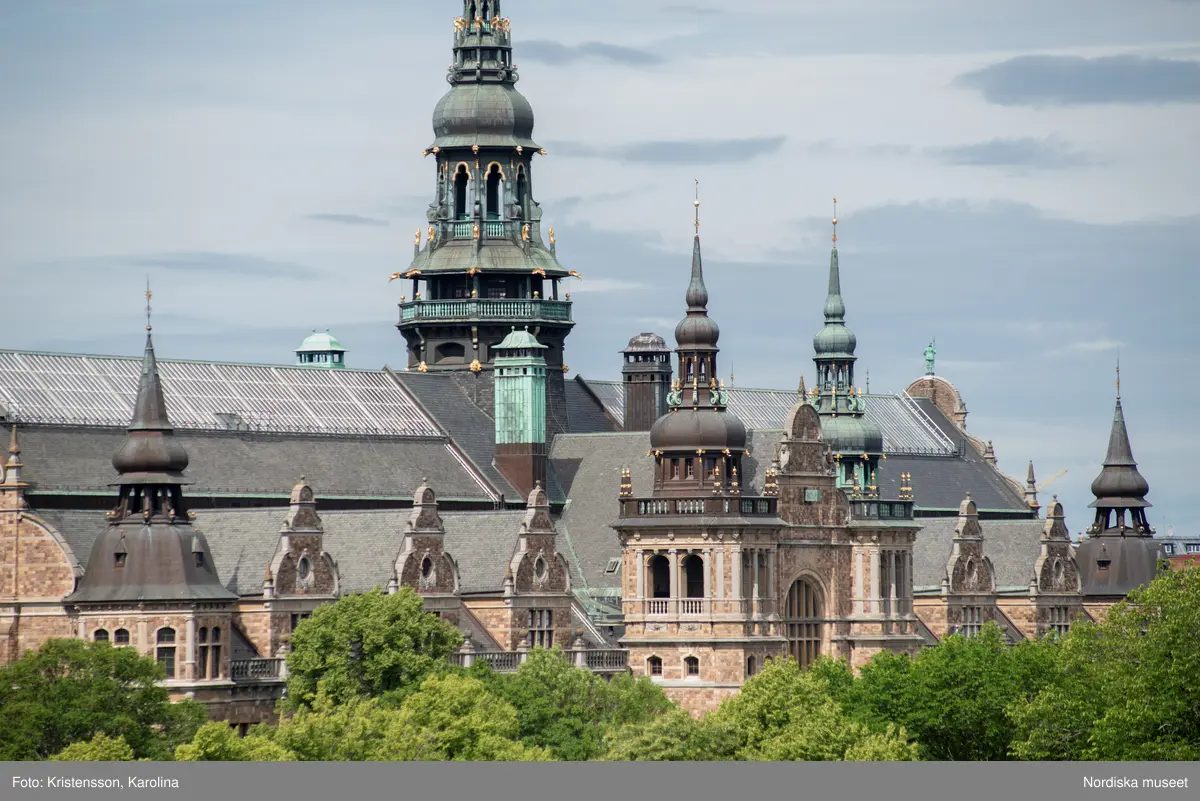 Nordiska museet, exteriörbilder tidig sommar med utblickar i närområdet på Djurgården och även drönarbilder som visar stora delar av Stockholm.