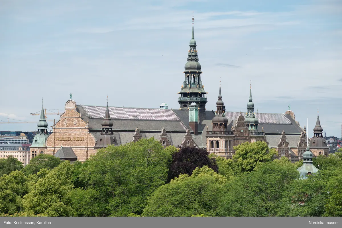 Nordiska museet, exteriörbilder tidig sommar med utblickar i närområdet på Djurgården och även drönarbilder som visar stora delar av Stockholm.