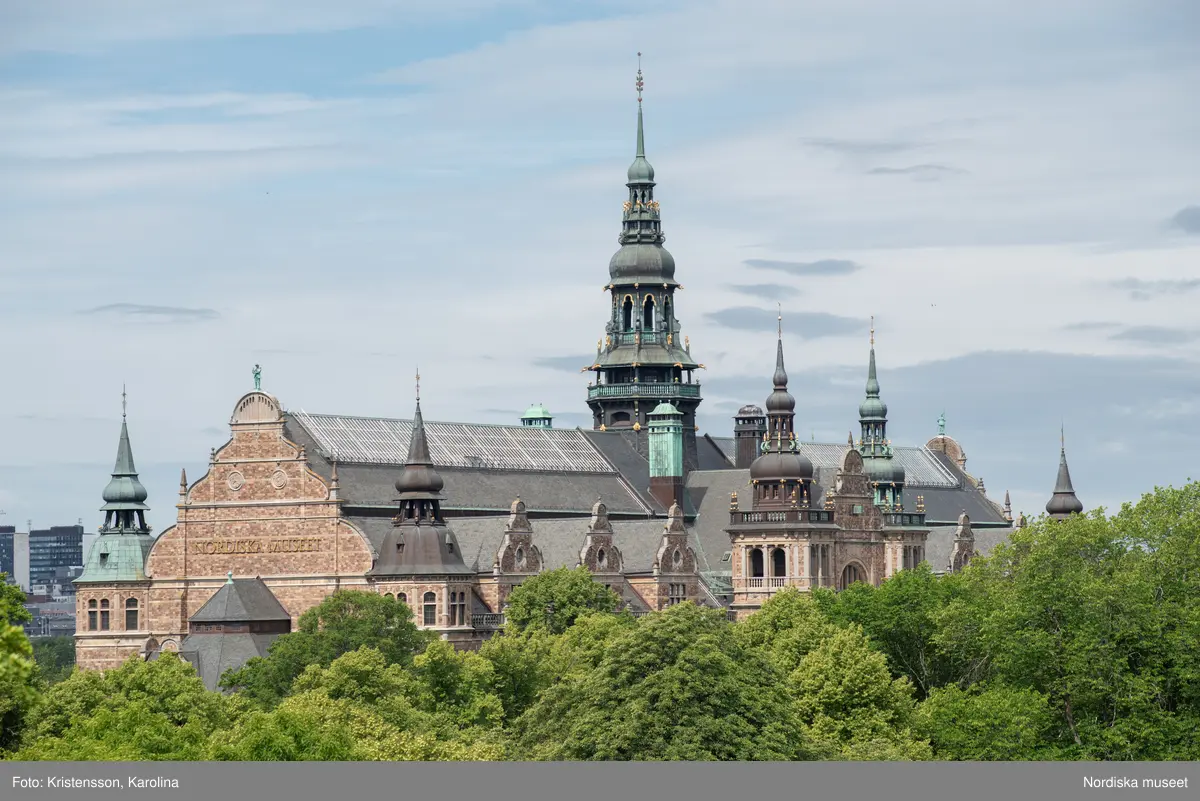 Nordiska museet, exteriörbilder tidig sommar med utblickar i närområdet på Djurgården och även drönarbilder som visar stora delar av Stockholm.