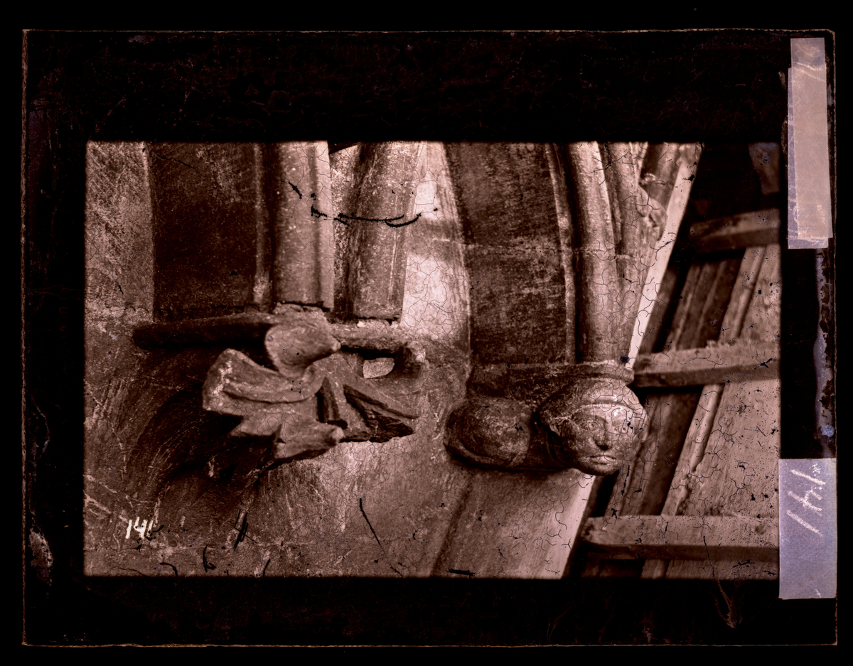 Detalj av buefrisgesims på Nidarosdomen. Befinner seg i høykoret på utsiden av kirken. Bladverk og mannshode. Før restaurering.