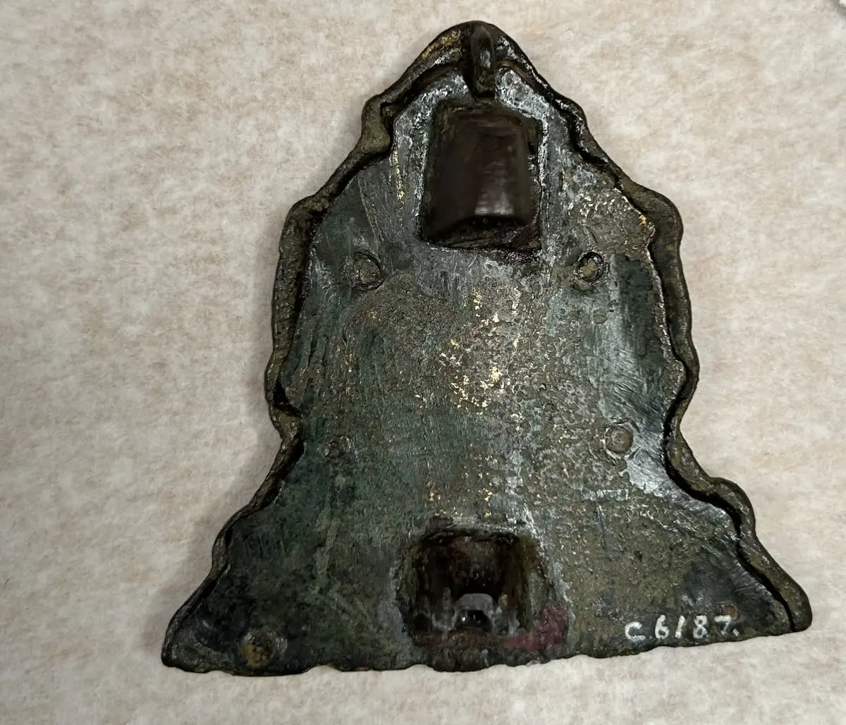 Vikingatida dräktspänne för kvinnodräkt. Spännet har dock ursprungligen varit den ena av ett par ändplattor till ett brett, sjuradigt kedjegarnityr. Kedjeplattan som ligger till grund för spännet har troligen tillverkats i början av 900-talet och senare samma århundrade gjorts om till spänne.

Gunildespännet är gjort av en dubbelsidig kedjeplatta. Framsidan är ett genombrutet arbete av förgylld brons med silverplätering. Ornamentiken består av bland annat räfflade band, flikar och bandringar och förhöjda silverpläterade fält - varav det övre i form av djurhuvuden med flygande panntofsar och därunder asymmetriska fält med punkterade ytor. Nertill på sidorna finns silverbelagda runda knoppar och i mitten en rektangulär bandflätning. Spännet avslutas överst med en silverpläterad "hatt", på vars baksida kedjeplattans hängögla är anbragt.

Basen med de sju kedjehålen sågades av när plattan gjordes om till spänne. Nålarrangemanget på baksidan består av en pålödd nålhållare och ett gångjärn som tagits från dosformiga eller djurhuvudformiga spännen.

Hittat vid hackning av konservärter i Torpåkern vid Gunilde i Sanda socken år 1927.