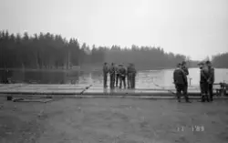 Ponton 100-färja inför avfärd. Löjtnant Johan Ullman, Ing 2,