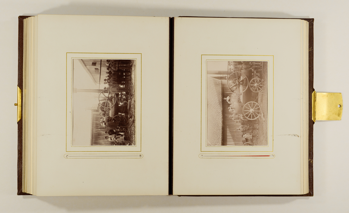 Foto av arbeidere foran en lokomobil prosudert av Richard Hornsby & Sons

Foran som nr. 5 fra venstre står byggmester Nestor Malthe (med skjegg og spaserstokk). Foto tatt i 1884