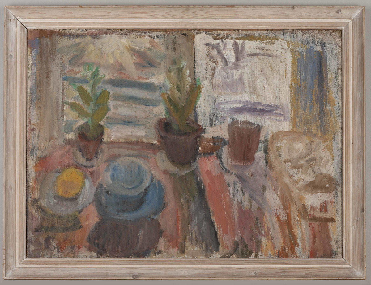 Vindu med planter, sitron og kopp.