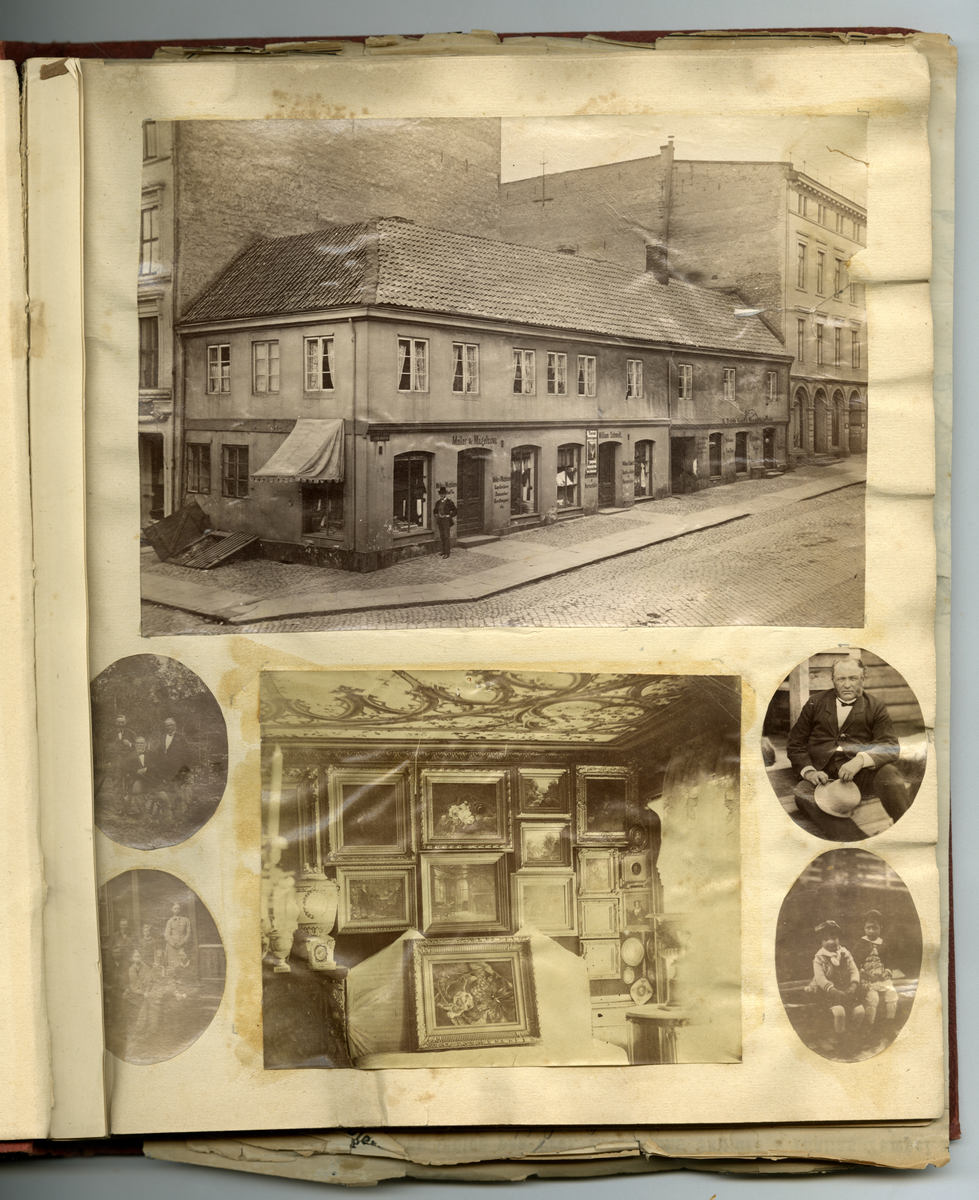 Scrapbooken inneholder foto av Faye familien på Dal gård i Ullensaker, samt diverse masseproduserte foto av datidens kjendiser og kongelige, blant annet dronning viktoria og hennes barn. Boken inneholder også postkort, utklipp av foto, karikaturtegninger og kollasjer