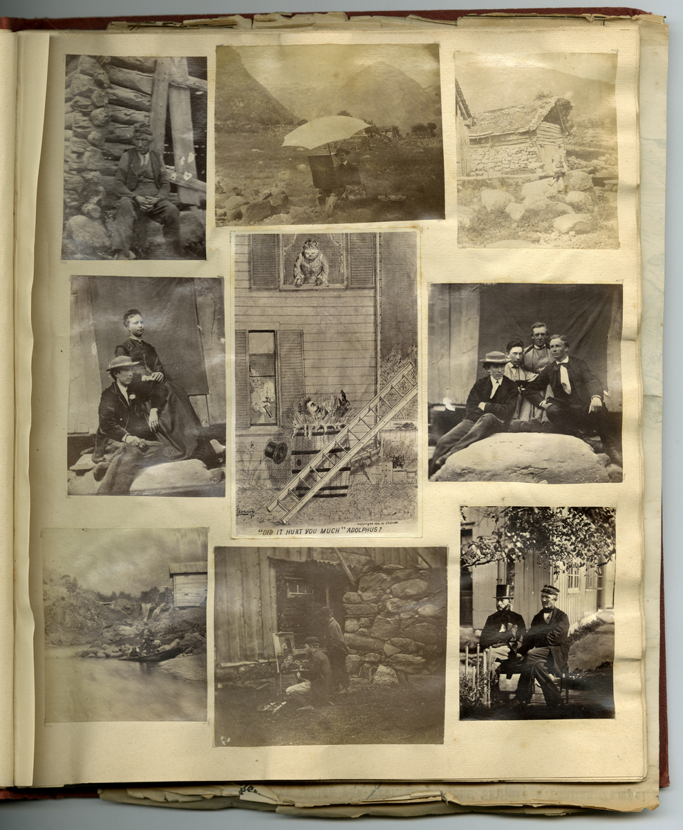 Scrapbooken inneholder foto av Faye familien på Dal gård i Ullensaker, samt diverse masseproduserte foto av datidens kjendiser og kongelige, blant annet dronning viktoria og hennes barn. Boken inneholder også postkort, utklipp av foto, karikaturtegninger og kollasjer