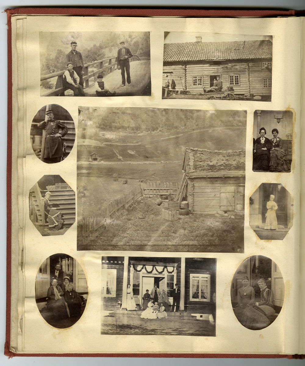 Scrapbooken inneholder foto av Faye familien på Dal gård i Ullensaker, samt diverse masseproduserte foto av datidens kjendiser og kongelige, blant annet dronning viktoria og hennes barn. Boken inneholder også postkort, utklipp av foto, karikaturtegninger og kollasjer
