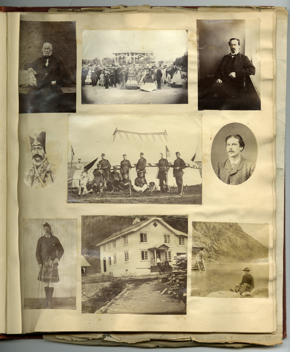 Scrapbooken inneholder foto av Faye familien på Dal gård i Ullensaker, samt diverse masseproduserte foto av datidens kjendiser og kongelige, blant annet dronning viktoria og hennes barn. Boken inneholder også postkort, utklipp av foto, karikaturtegninger og kollasjer