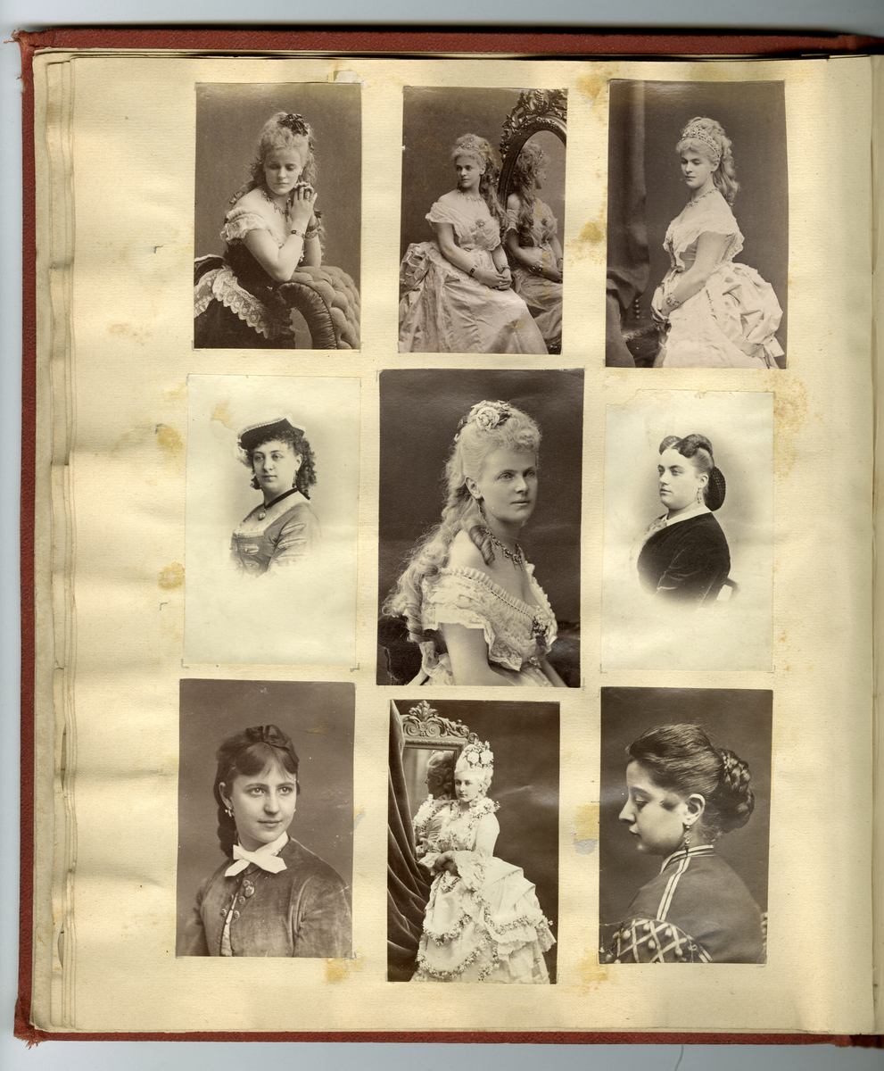 Scrapbooken inneholder foto av Faye familien på Dal gård i Ullensaker, samt diverse masseproduserte foto av datidens kjendiser og kongelige, blant annet dronning viktoria og hennes barn. Boken inneholder også postkort, utklipp av foto, karikaturtegninger og kollasjer