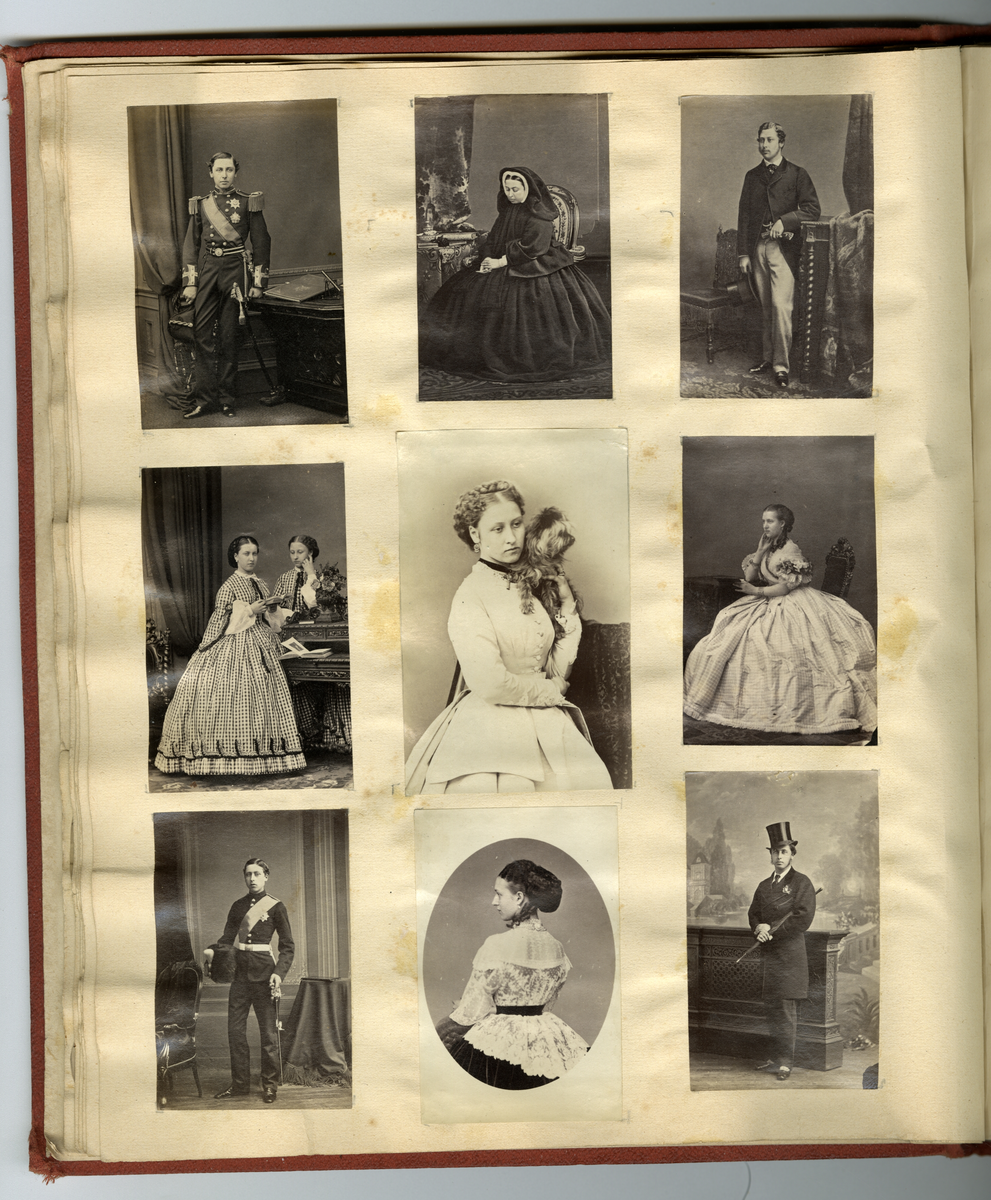 Scrapbooken inneholder foto av Faye familien på Dal gård i Ullensaker, samt diverse masseproduserte foto av datidens kjendiser og kongelige, blant annet dronning viktoria og hennes barn. Boken inneholder også postkort, utklipp av foto, karikaturtegninger og kollasjer