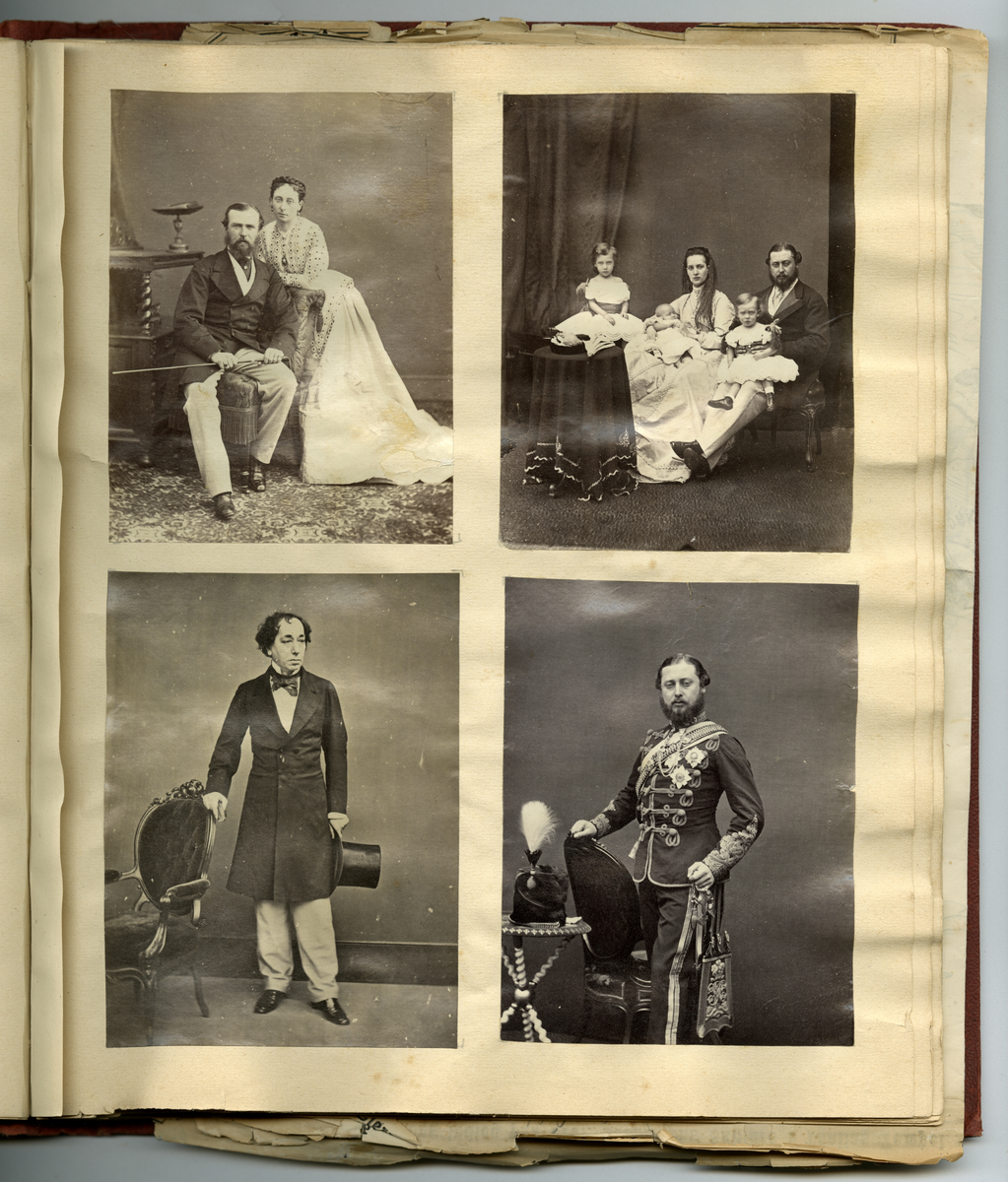 Scrapbooken inneholder foto av Faye familien på Dal gård i Ullensaker, samt diverse masseproduserte foto av datidens kjendiser og kongelige, blant annet dronning viktoria og hennes barn. Boken inneholder også postkort, utklipp av foto, karikaturtegninger og kollasjer
