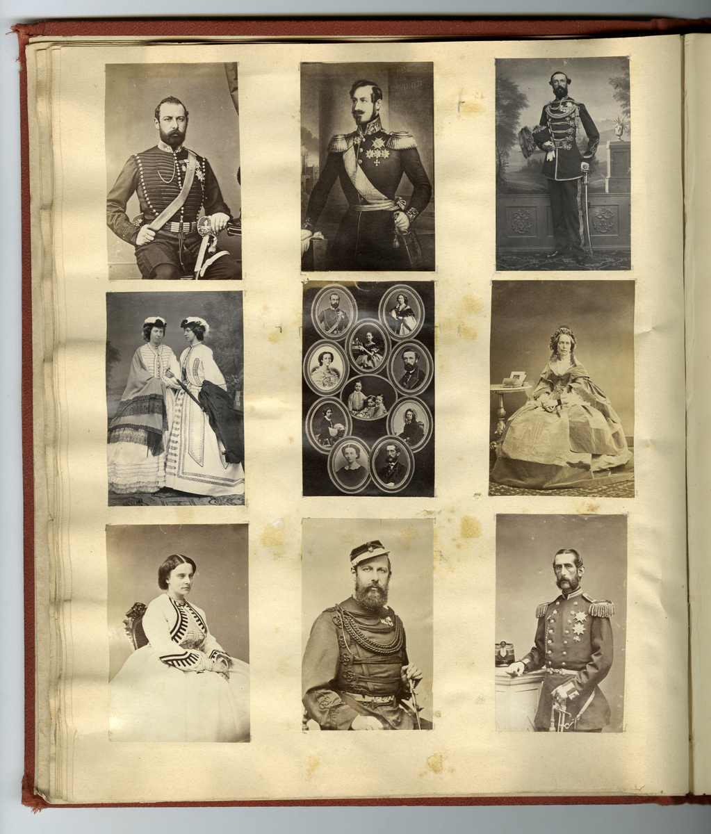Scrapbooken inneholder foto av Faye familien på Dal gård i Ullensaker, samt diverse masseproduserte foto av datidens kjendiser og kongelige, blant annet dronning viktoria og hennes barn. Boken inneholder også postkort, utklipp av foto, karikaturtegninger og kollasjer
