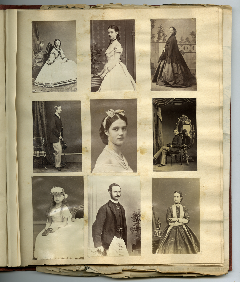 Scrapbooken inneholder foto av Faye familien på Dal gård i Ullensaker, samt diverse masseproduserte foto av datidens kjendiser og kongelige, blant annet dronning viktoria og hennes barn. Boken inneholder også postkort, utklipp av foto, karikaturtegninger og kollasjer