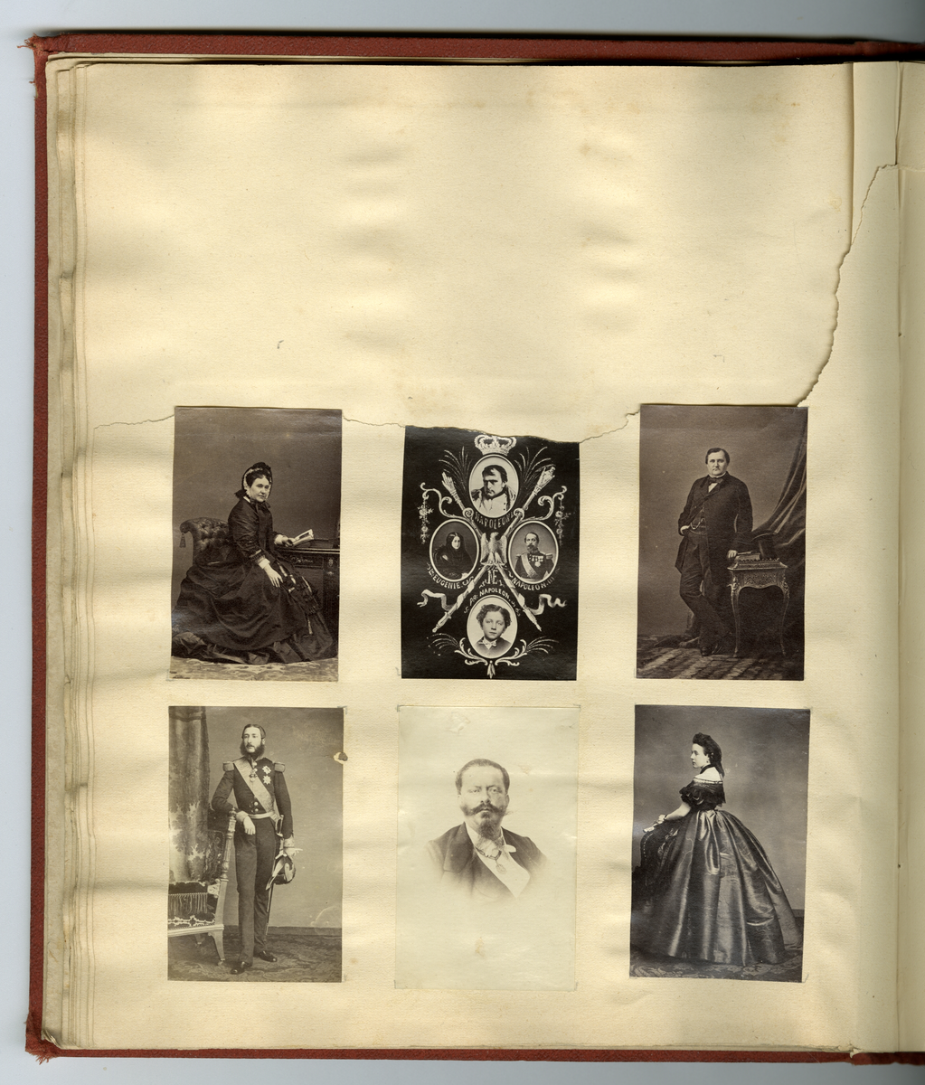 Scrapbooken inneholder foto av Faye familien på Dal gård i Ullensaker, samt diverse masseproduserte foto av datidens kjendiser og kongelige, blant annet dronning viktoria og hennes barn. Boken inneholder også postkort, utklipp av foto, karikaturtegninger og kollasjer