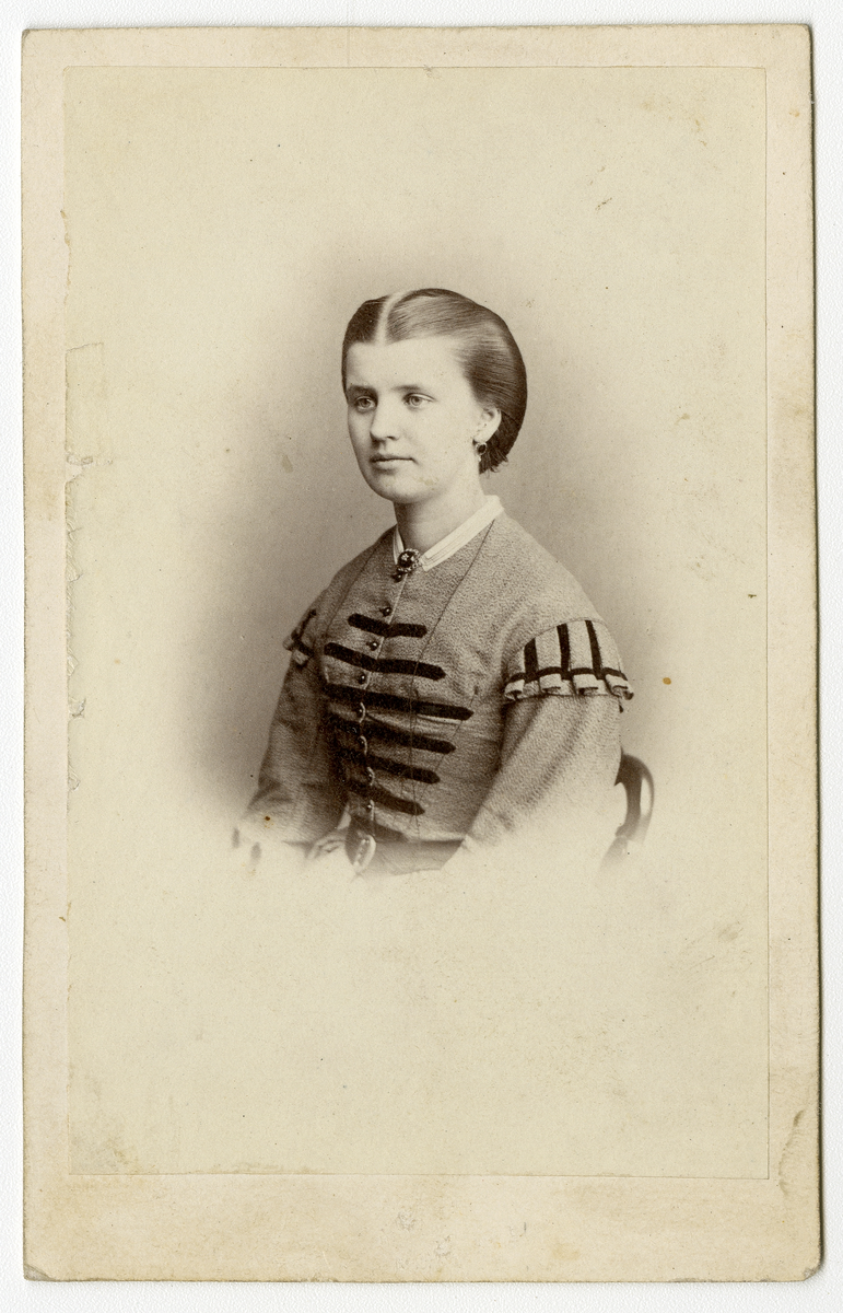 Portrettfoto av Marie Aall født Herlofsen (1846)