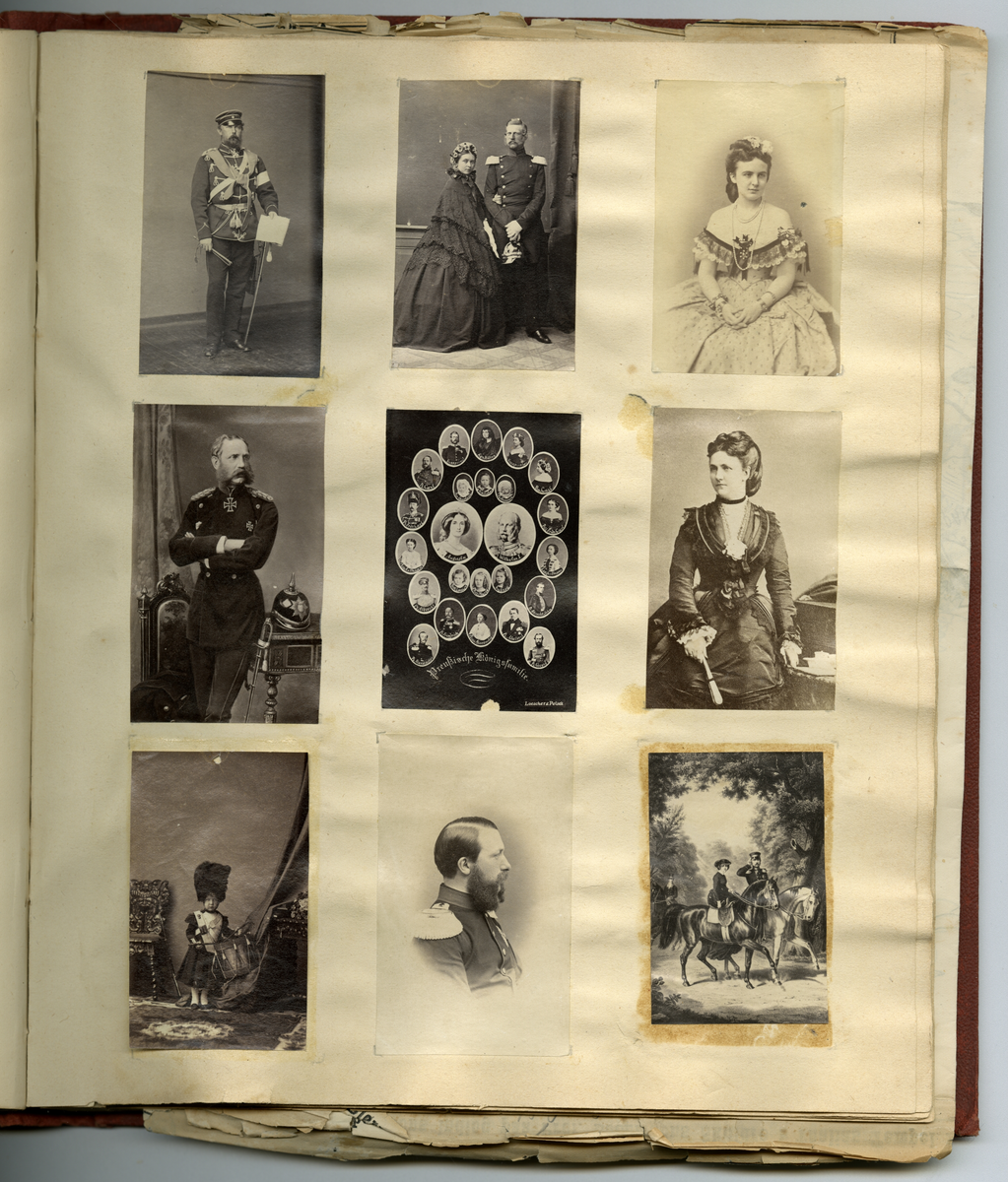Scrapbooken inneholder foto av Faye familien på Dal gård i Ullensaker, samt diverse masseproduserte foto av datidens kjendiser og kongelige, blant annet dronning viktoria og hennes barn. Boken inneholder også postkort, utklipp av foto, karikaturtegninger og kollasjer