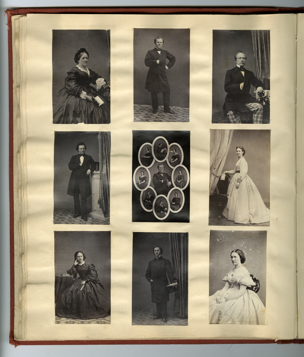 Scrapbooken inneholder foto av Faye familien på Dal gård i Ullensaker, samt diverse masseproduserte foto av datidens kjendiser og kongelige, blant annet dronning viktoria og hennes barn. Boken inneholder også postkort, utklipp av foto, karikaturtegninger og kollasjer