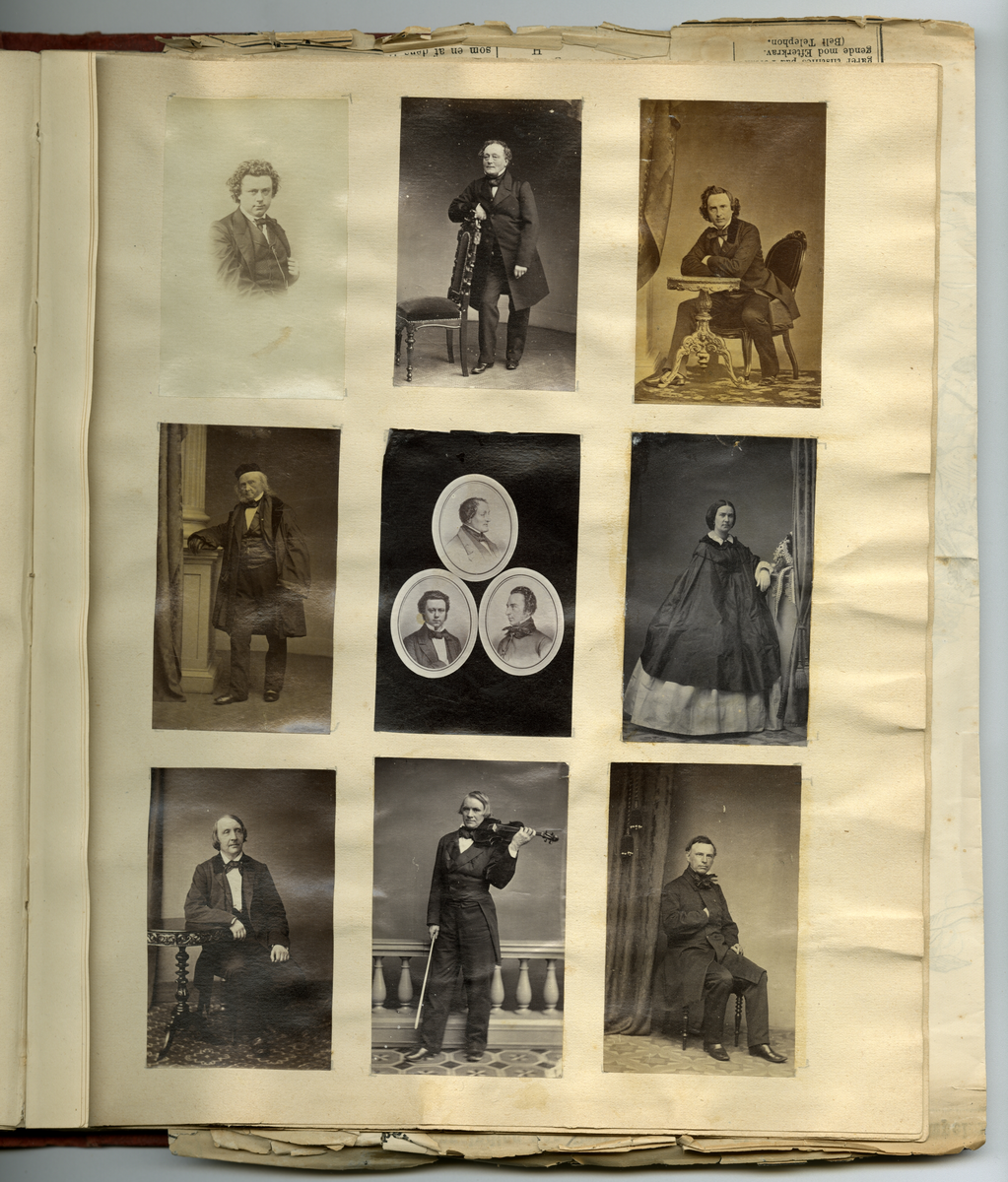 Scrapbooken inneholder foto av Faye familien på Dal gård i Ullensaker, samt diverse masseproduserte foto av datidens kjendiser og kongelige, blant annet dronning viktoria og hennes barn. Boken inneholder også postkort, utklipp av foto, karikaturtegninger og kollasjer