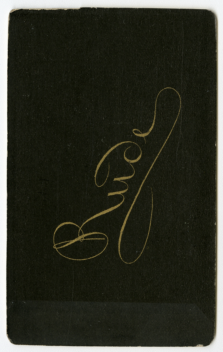 Portrettfoto av Emmerentze Hermana Cappelen 

Påskrift: Hermana Cappelen (?) 1890