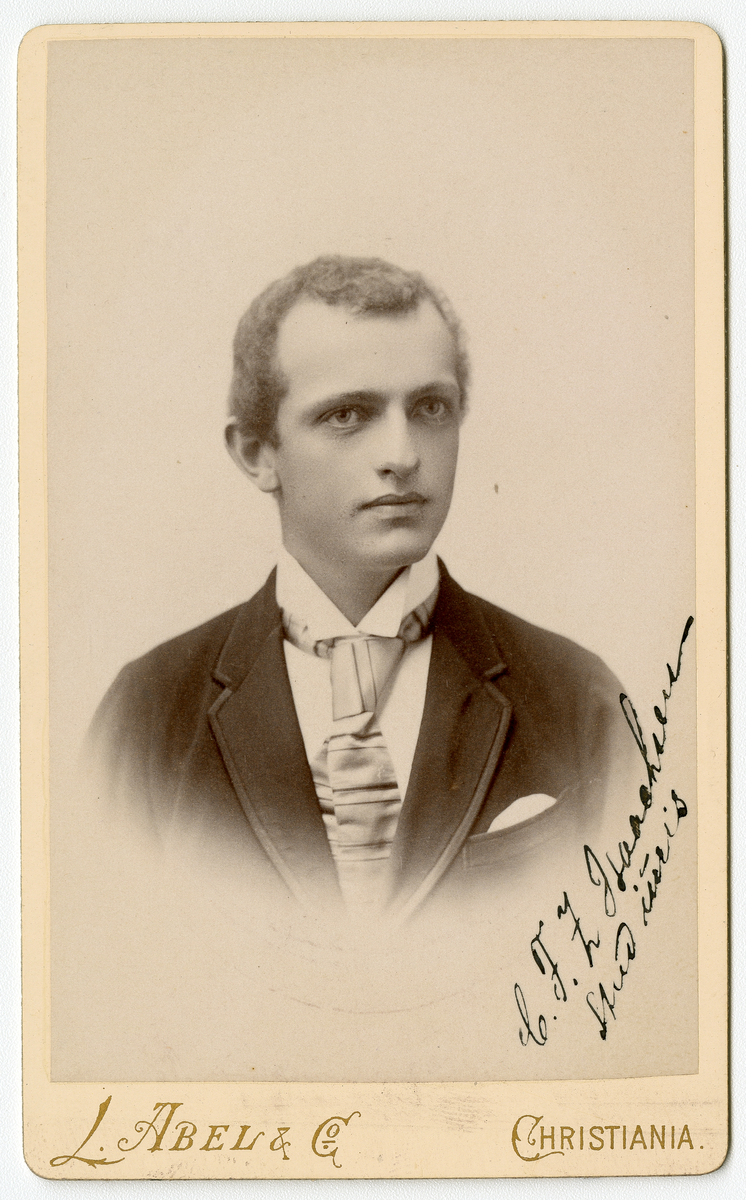 Portrettfoto av Karl Fredrik Zeuthen Isaachsen (f. 1869)

Påskrift forside: C. F. Z. Isaachsen Stud ?

Påskrift bakside: Fotografi 29 sept. 1890