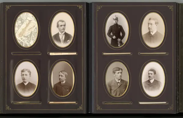 Aall familiens visittkortalbum (brun)