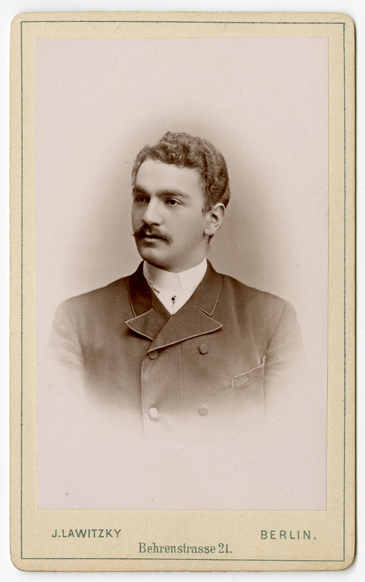 Portrettfoto av industrigründer Sam Eyde (1866 - 1940), trolig tatt på tidlig 1890-tallet

Fotografert i Tyskland