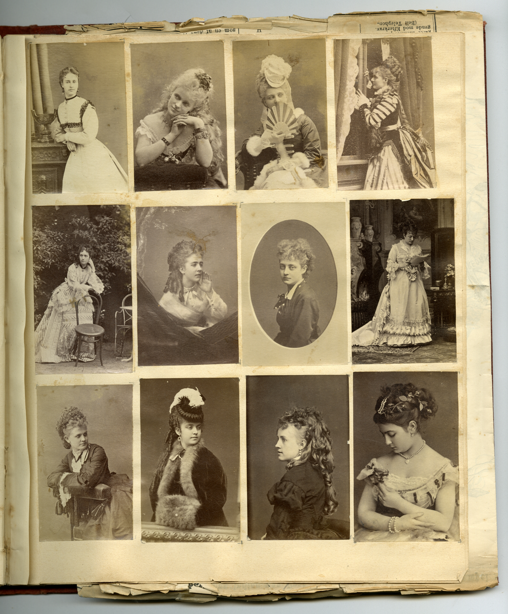 Scrapbooken inneholder foto av Faye familien på Dal gård i Ullensaker, samt diverse masseproduserte foto av datidens kjendiser og kongelige, blant annet dronning viktoria og hennes barn. Boken inneholder også postkort, utklipp av foto, karikaturtegninger og kollasjer