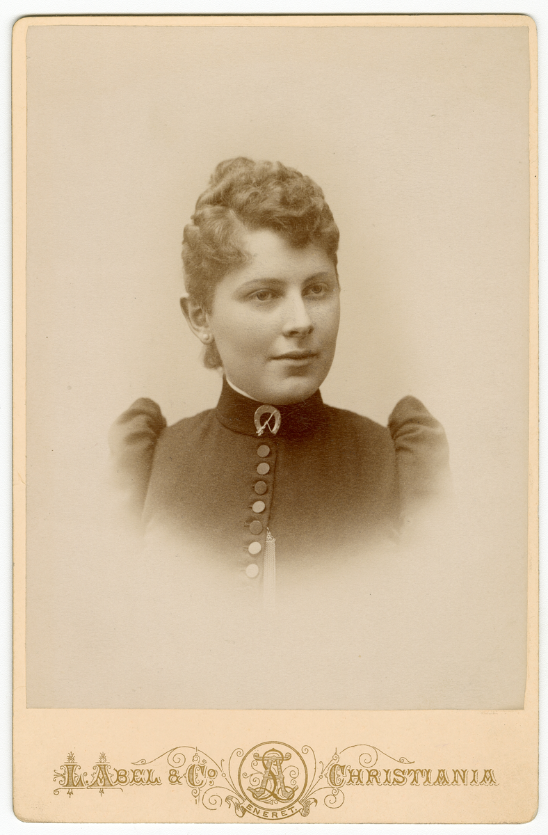 Kabinettkort foto av kvinne Louise Sverdrup (1871 - 1931)

Påskrift:  Louise Sverdrup, 20-04-1891