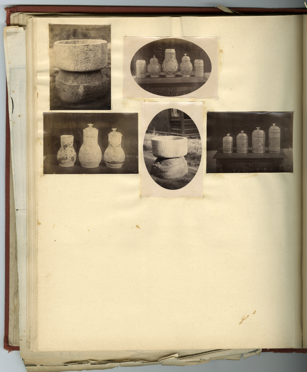 Scrapbooken inneholder foto av Faye familien på Dal gård i Ullensaker, samt diverse masseproduserte foto av datidens kjendiser og kongelige, blant annet dronning viktoria og hennes barn. Boken inneholder også postkort, utklipp av foto, karikaturtegninger og kollasjer