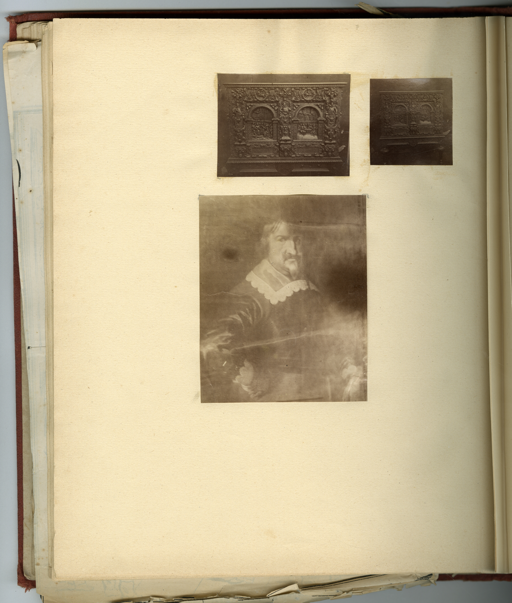 Scrapbooken inneholder foto av Faye familien på Dal gård i Ullensaker, samt diverse masseproduserte foto av datidens kjendiser og kongelige, blant annet dronning viktoria og hennes barn. Boken inneholder også postkort, utklipp av foto, karikaturtegninger og kollasjer