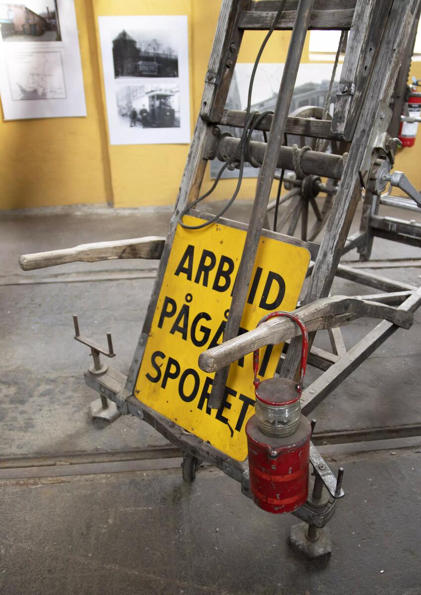 Stige til bruk for reparasjon på kontaktledninger. Stigen er i tre, med bolter og fester i metall. 